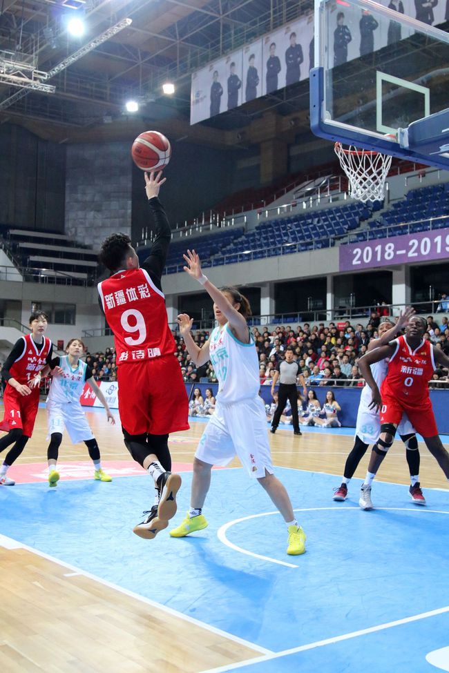 奥地利队受伤入场，艰难战胜挑战的简单介绍