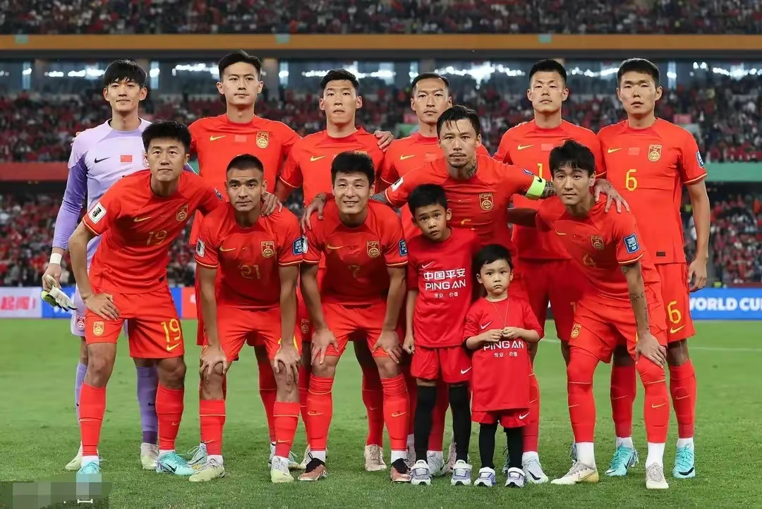足球赛场创造辉煌，中国队赢得喝彩