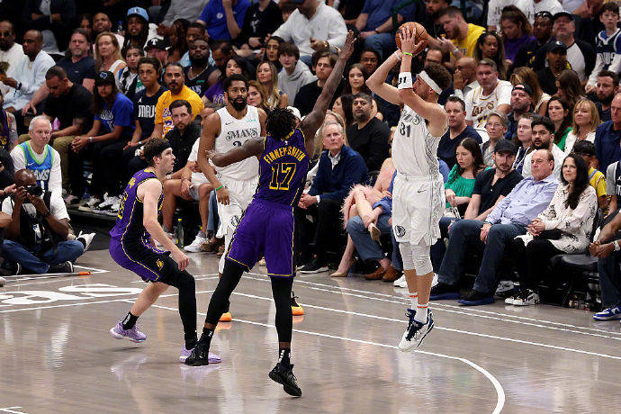 关于美洲篮球职业联赛季后赛拉开帷幕，洛杉矶队大胜的信息