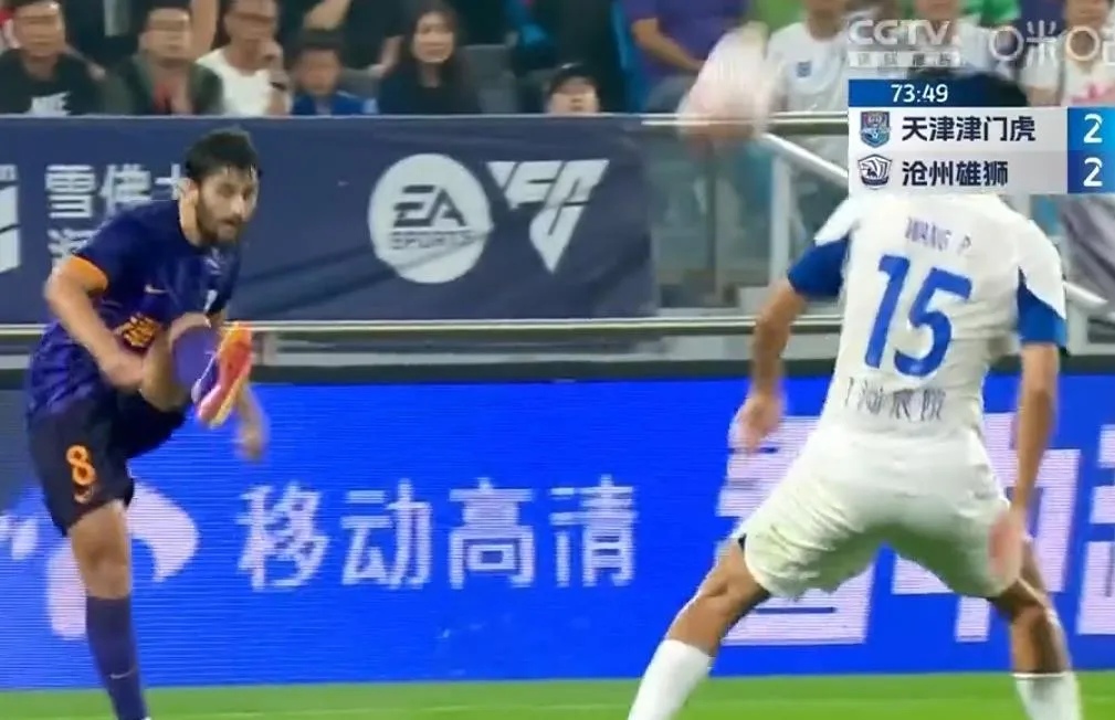 中超联赛狂风暴雨，球员们拼尽全力争夺胜负的简单介绍