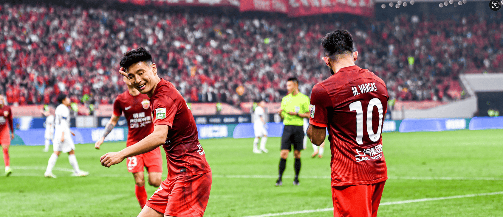 中超联赛狂风暴雨，球员们拼尽全力争夺胜负的简单介绍