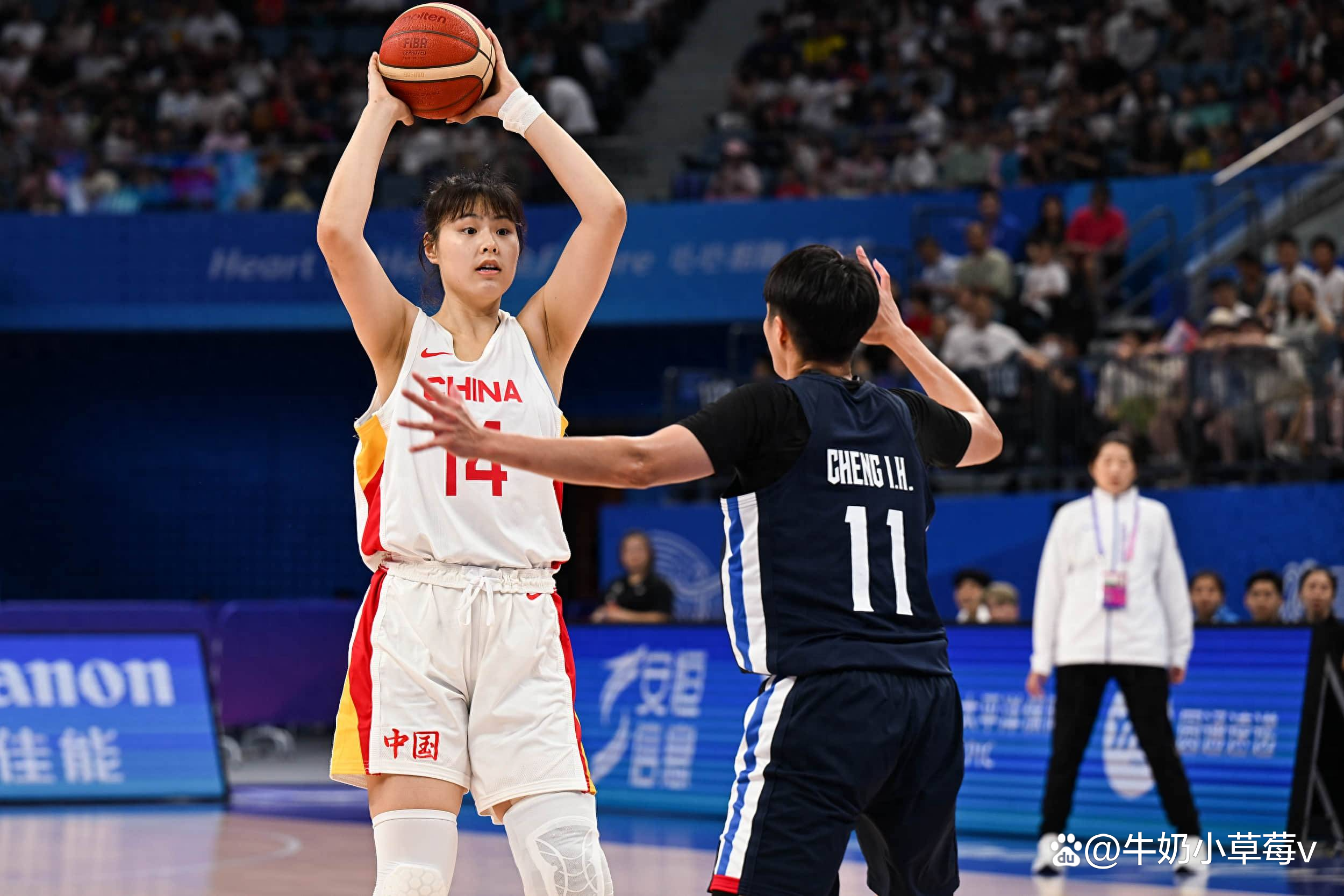 加拿大女篮迎战日本队，拼尽全力