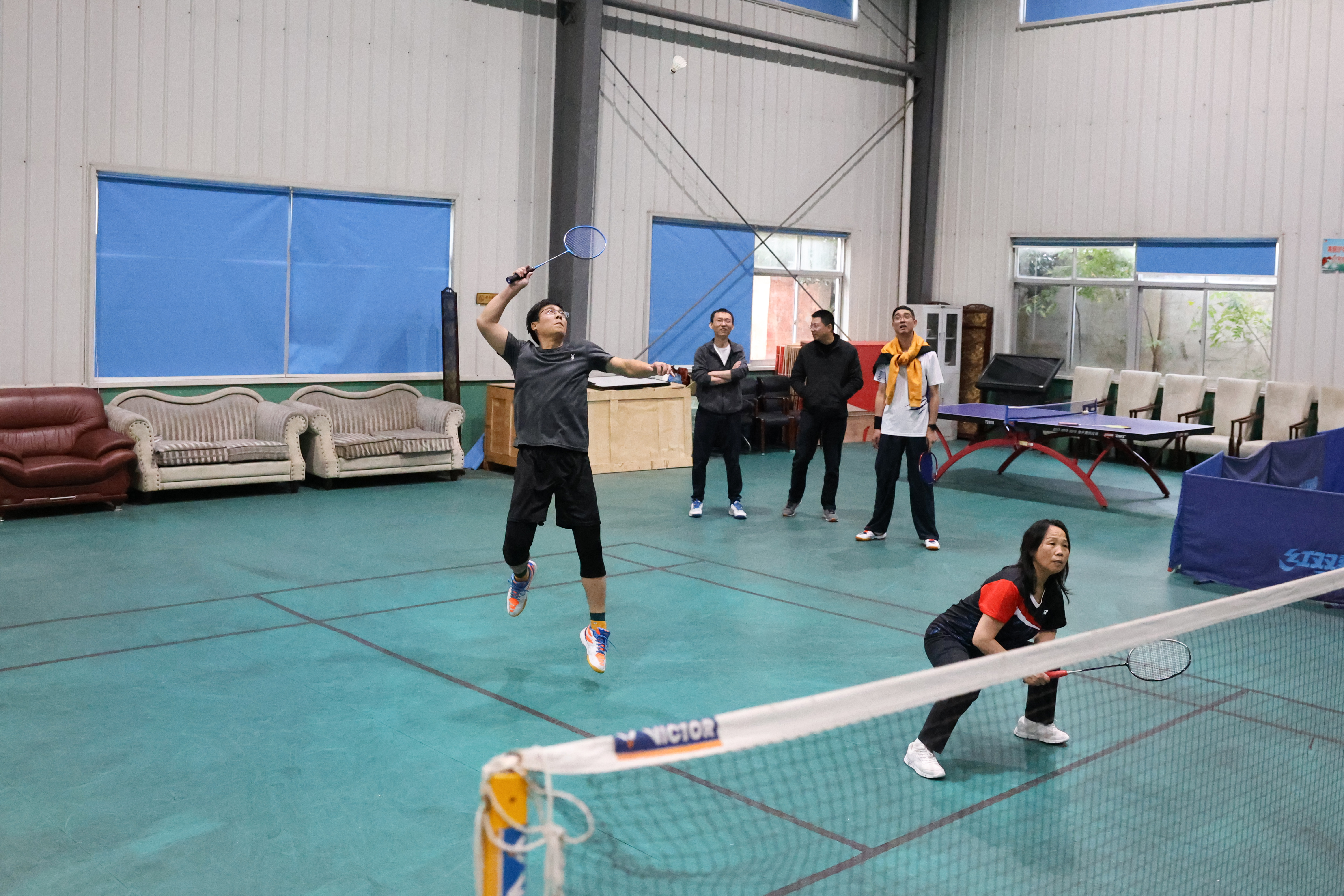 包含球场上各队员技压群雄，勇夺胜利关键的词条