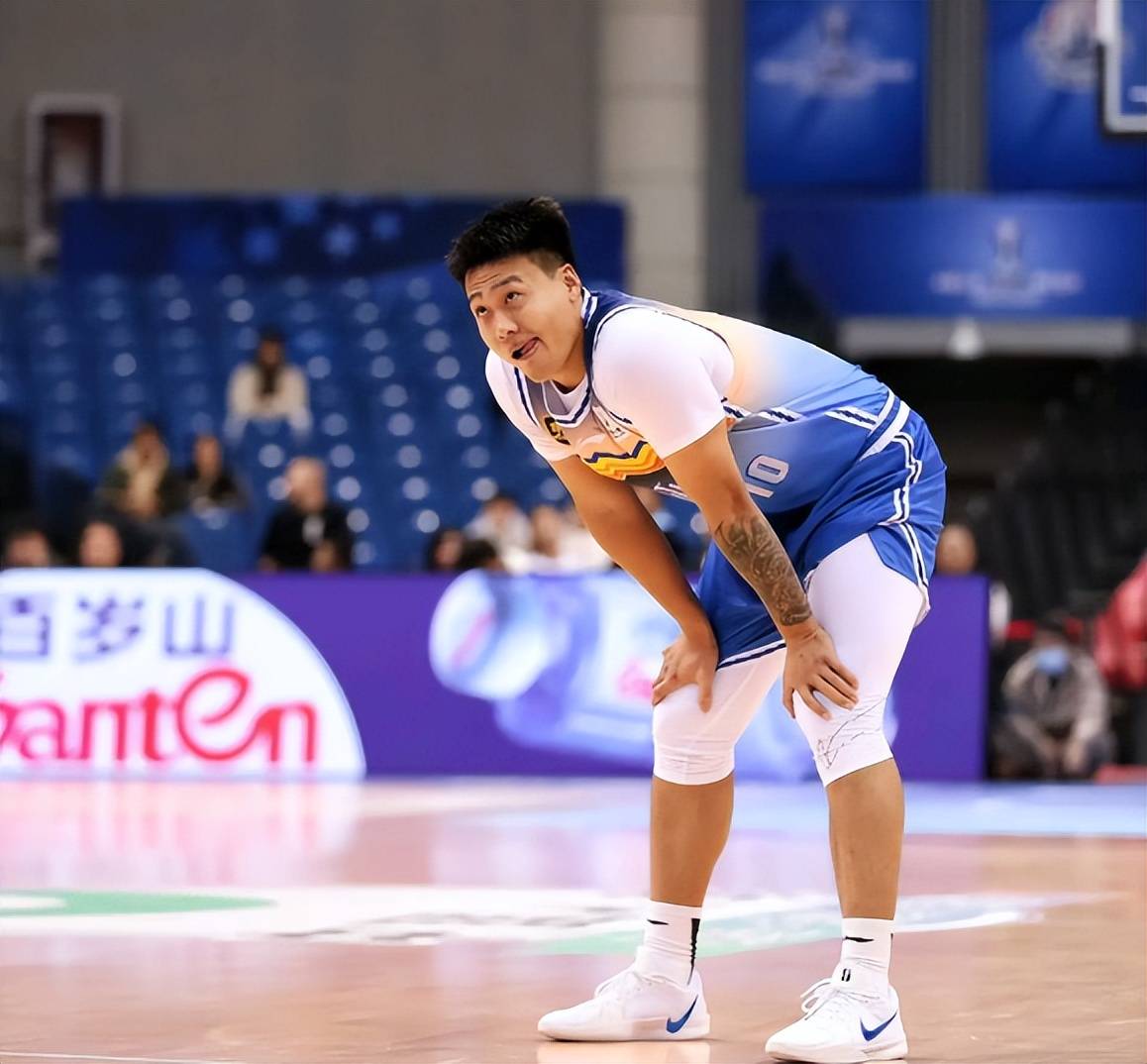 关于广东对阵新疆，双方实力均衡，展开激烈较量的信息