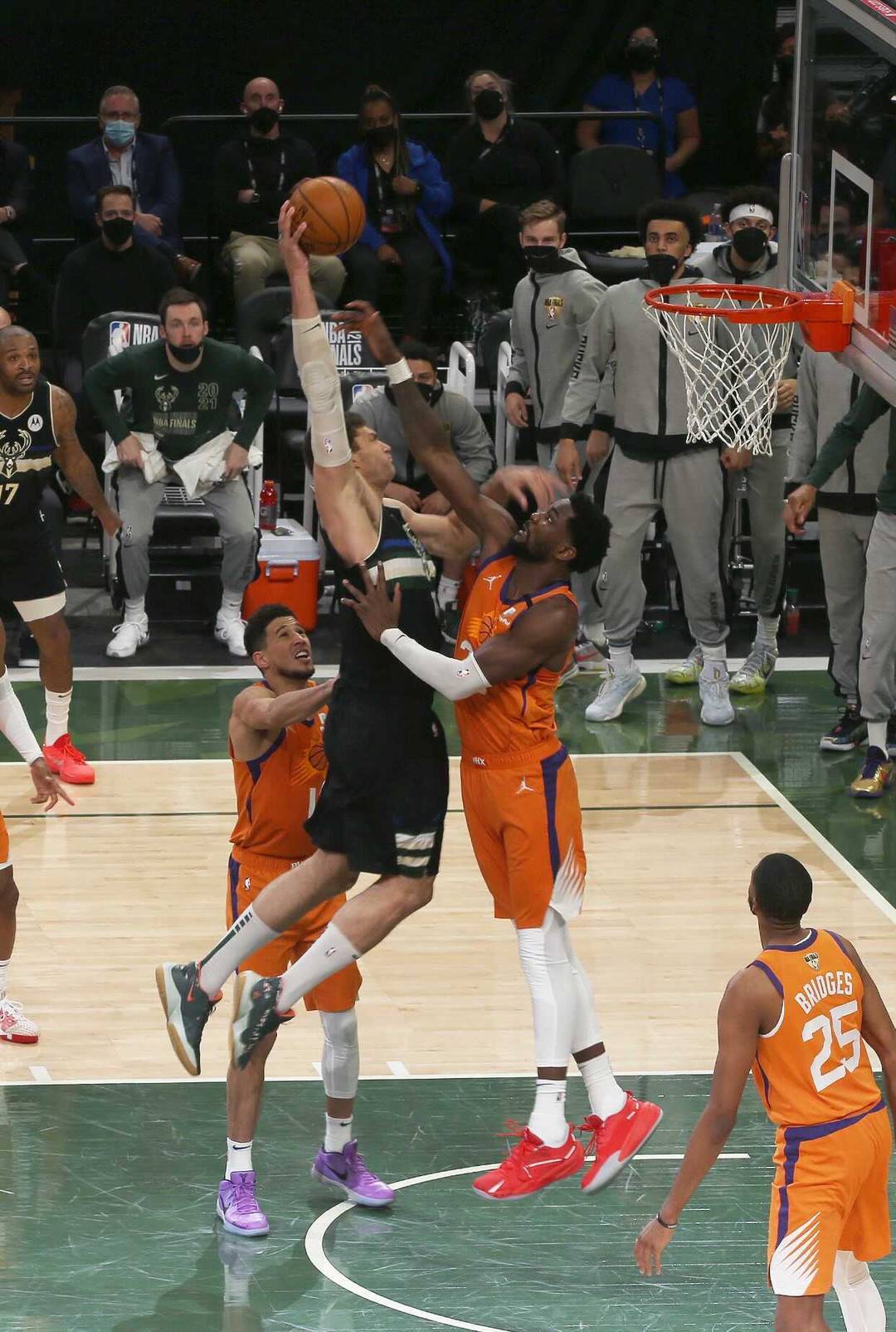 关于雄鹿队队长受伤退役，球队面临重大挑战的信息