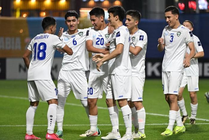 球队备战新赛季，首战大胜对手