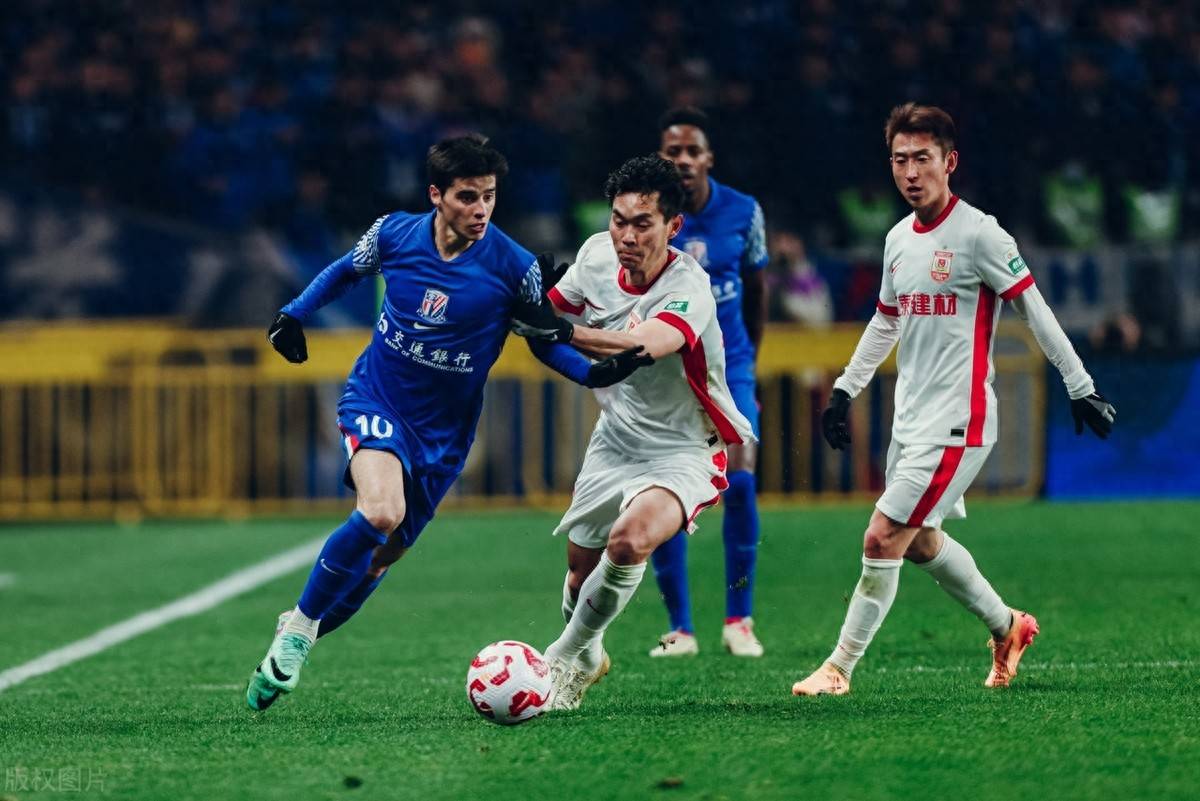 长春亚泰队员在比赛中打败对手,晋级下一轮 长春亚泰队员在比赛中打败对手,晋级下一轮