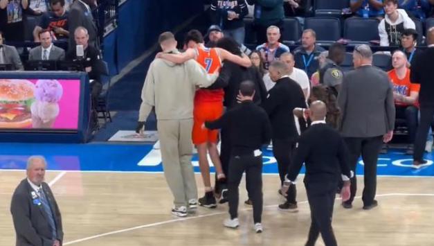 队员受伤下场,对球队阵容影响较大 队员受伤下场,对球队阵容影响较大