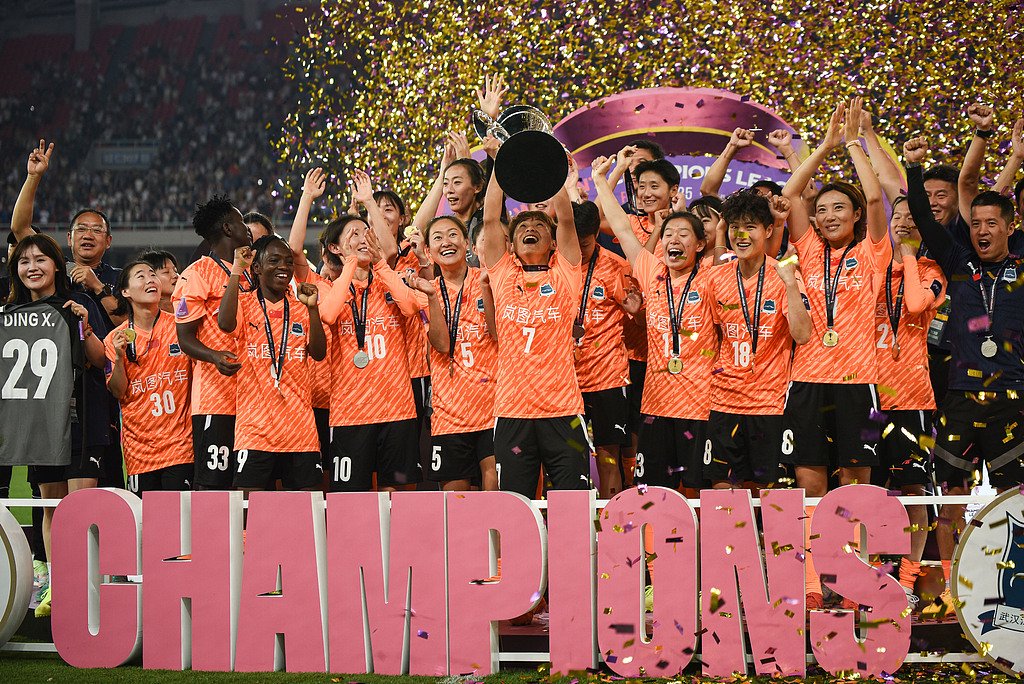 塞尔维亚女足队员在国际赛事中斩获胜利