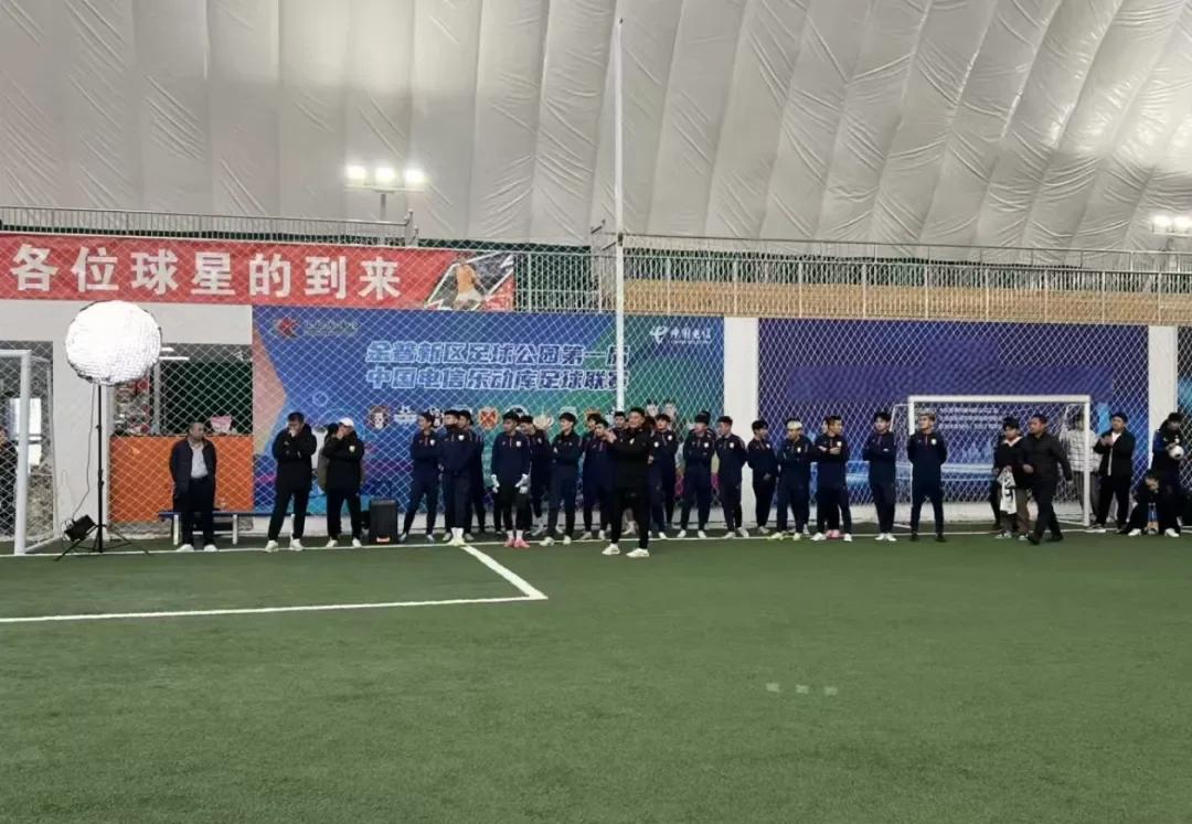 包含大连金普新区少年足球赛精彩开幕，球场热闹的词条