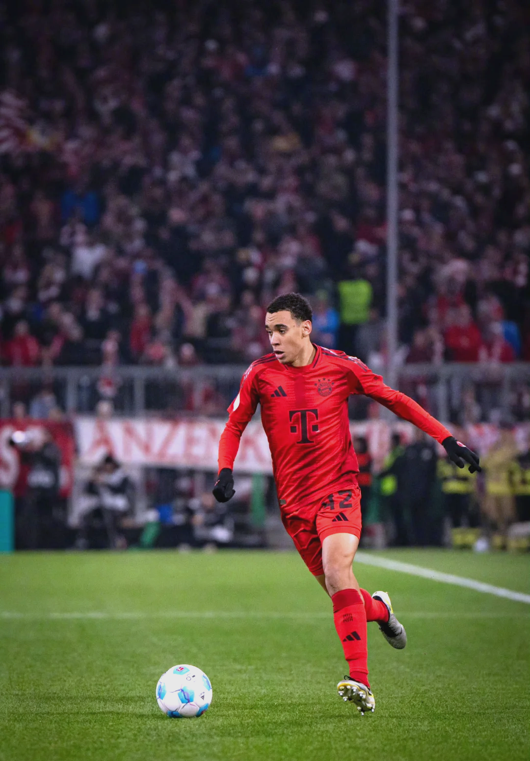 关于勒沃库森后卫因红牌停赛，球队战线薄弱的信息