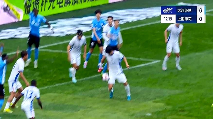 犯规频发!裁判判罚引发争议 犯规频发!裁判判罚引发争议