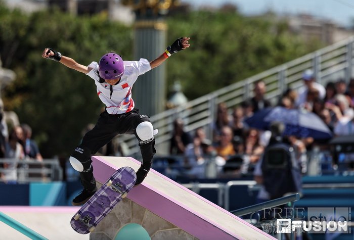 法国滑板选手飞奔在赛场上获得高分