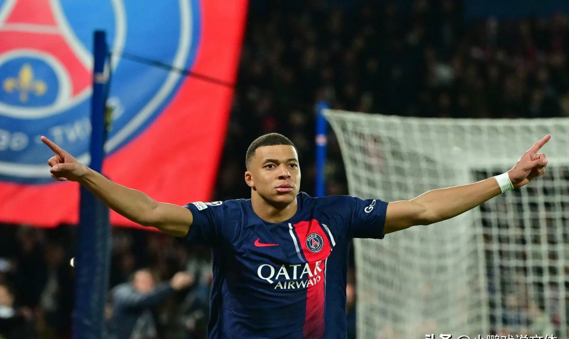 巴黎主场轻松晋级，内马尔梅开纪录的简单介绍