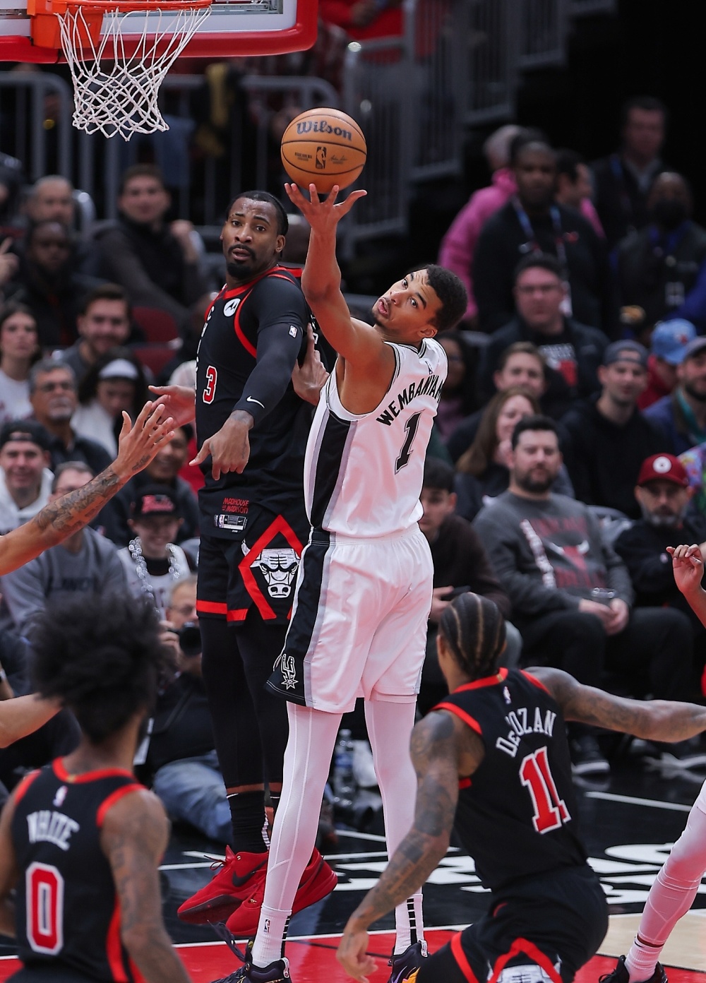 包含热火半场大比分领先，轻取马刺迎两连胜的词条