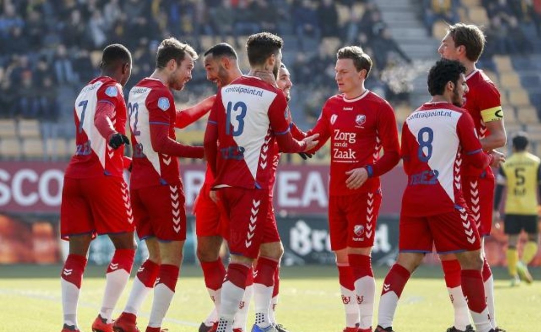 比利时碾压曼联，莱万爆发神勇