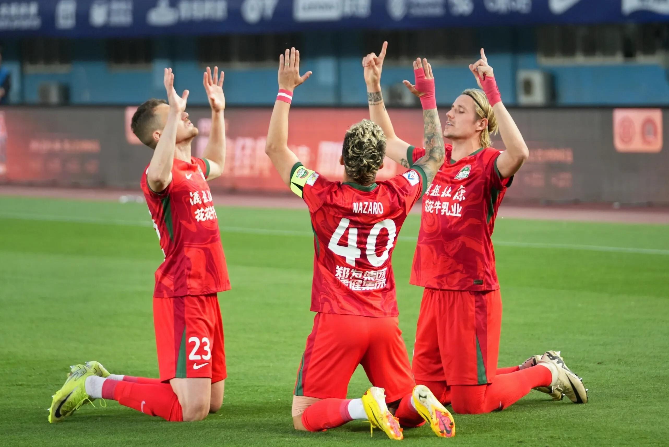 足球巨星表现抢眼,球队信心大增 足球巨星表现抢眼,球队信心大增