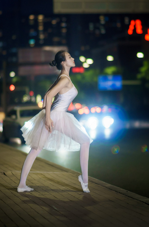 速度与团队的颂歌,F1揭幕战焦点战与比利亚雷亚尔轻取利物浦的双重解析