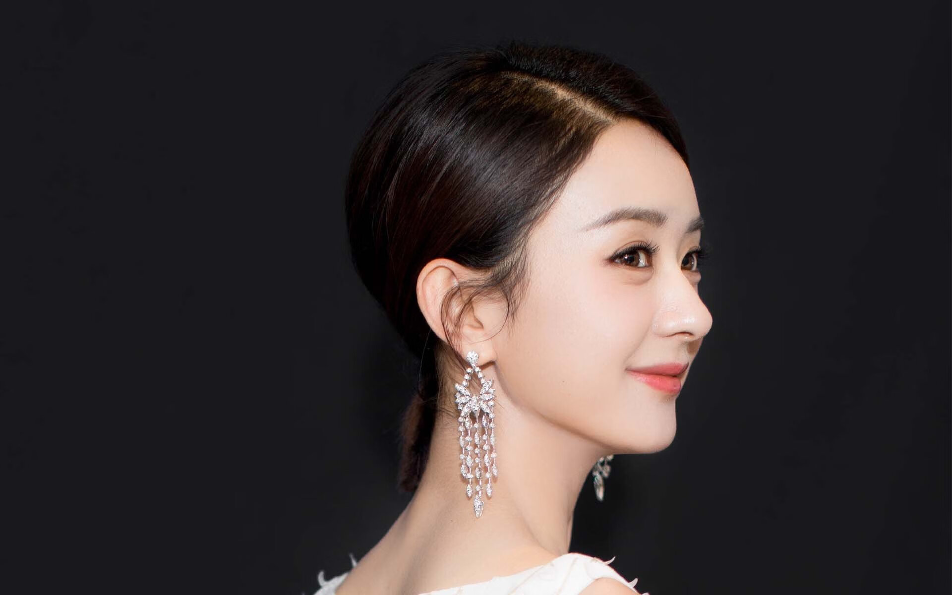 铁血中场，统治绿茵！拜仁对阵希腊一役，卡塞米罗式高能输出如何主宰战局？